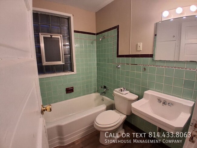 Building Photo - 622 E 6th St