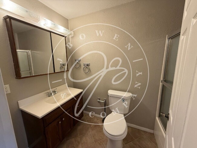 Building Photo - Spacious 3 bedroom 2 bath lower Duplex in Swanton