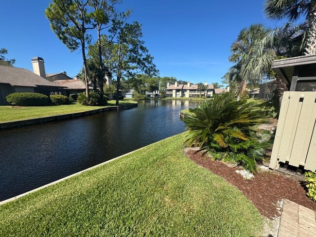 Building Photo - Spacious Two Bedroom Two Bath Condo in Pon...