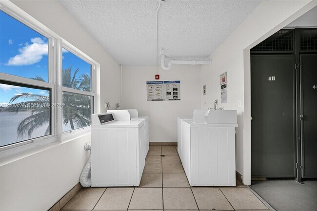 Building Photo - 1075 NE Miami Gardens Dr