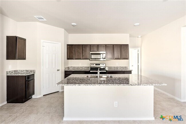 Building Photo - 1605 Mesa Verde Dr