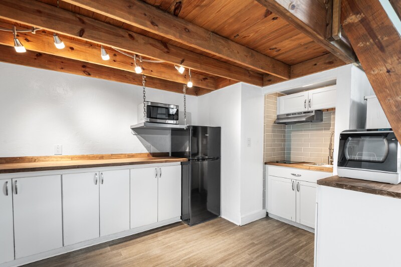 Building Photo - 2036 Corner Lake Dr