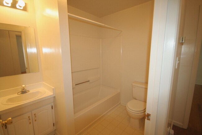 Building Photo - Spacious 3BR/2BA Duplex in Historic Lakewo...
