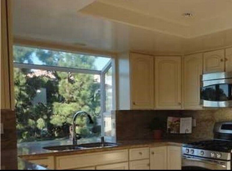 Building Photo - 6803 Urubu St