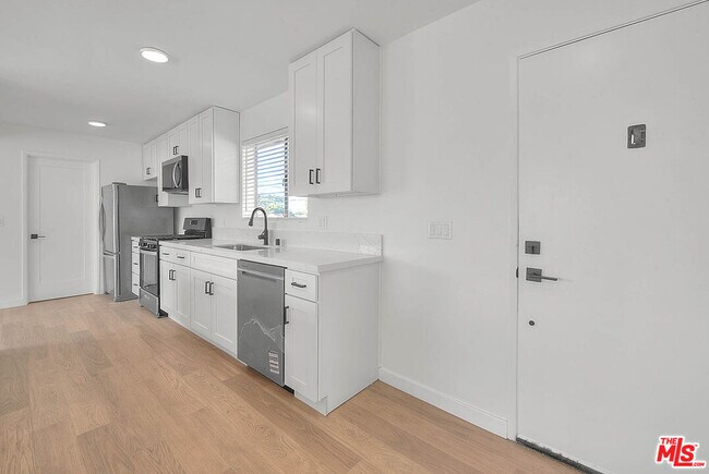 Building Photo - 3701 Coliseum St