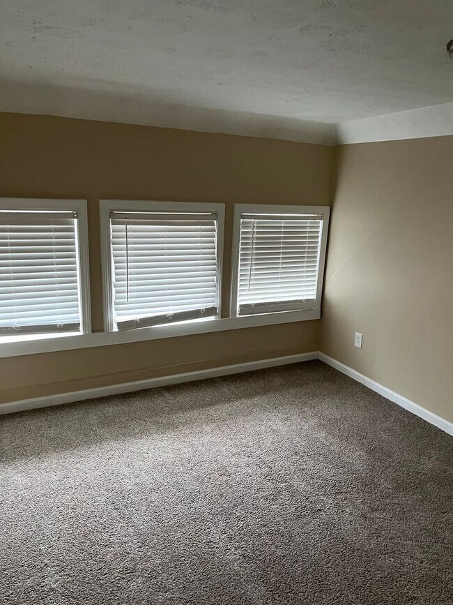 Building Photo - 1006 Lake Ave