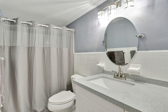 Building Photo - 2800 NE 28th St