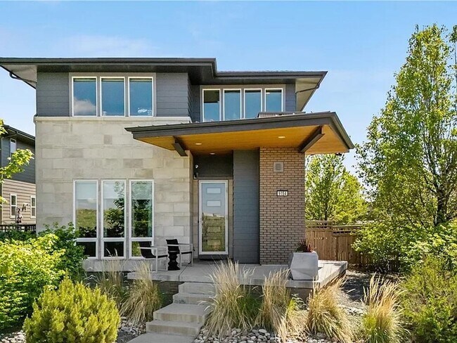 Building Photo - Stunning 4BR House on corner lot in Denver...