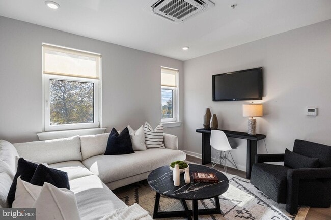 Building Photo - 3449 Scotts Ln