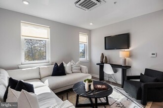 Building Photo - 3449 Scotts Ln