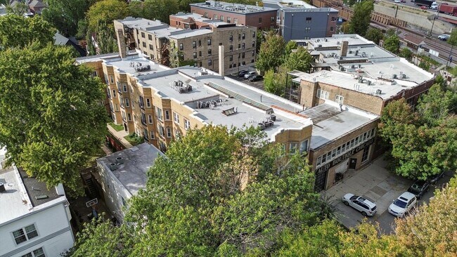 Building Photo - 3918 N Kedvale Ave