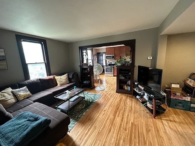Building Photo - Charming 3 Bedroom with Sundeck!!!