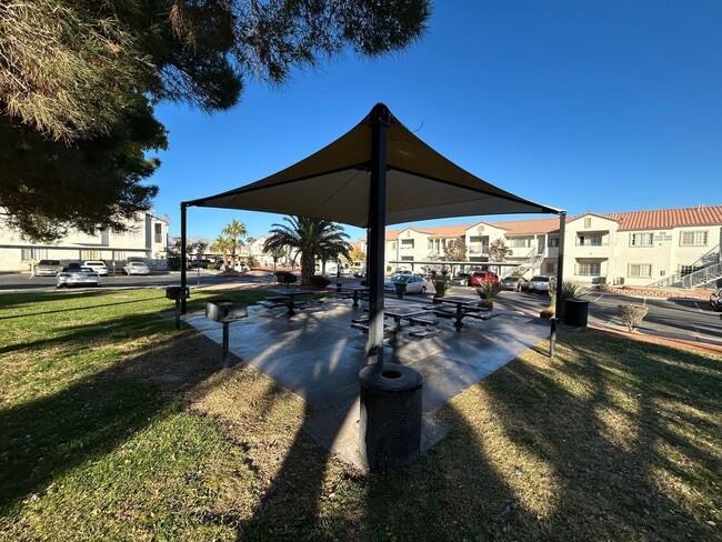 Building Photo - Beautiful 2Bed/2Bath home located in the Coral Palms Community!