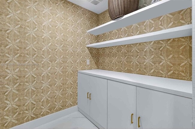 Building Photo - 700 NE 24th St