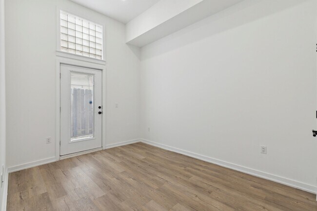 Building Photo - 1535 N Sydenham St