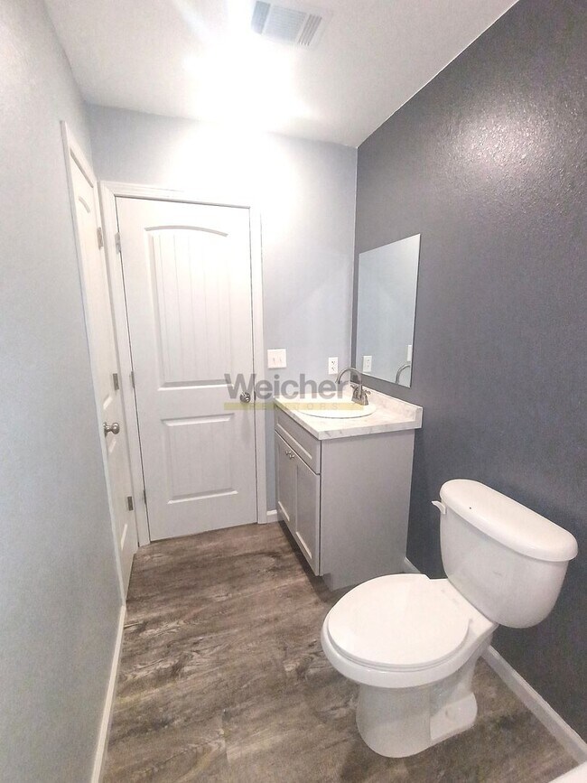 Building Photo - Modern 4Bed/2Bath house with fenced backyard and garage