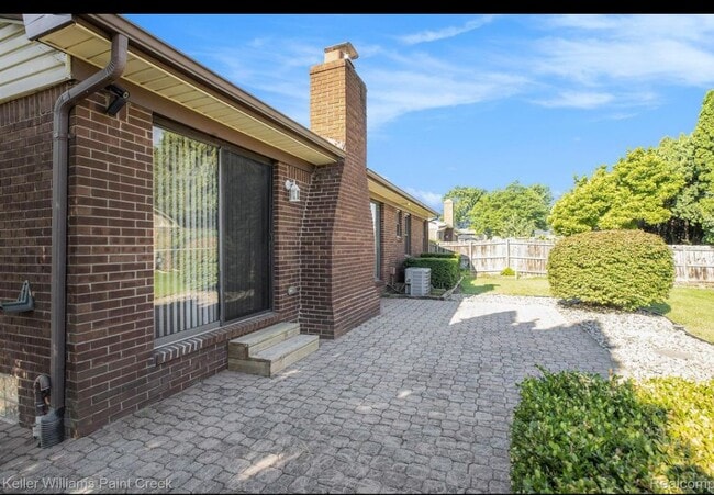 Building Photo - 5055 Scarsdale Dr