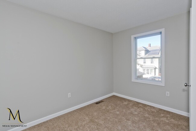 Building Photo - Newly Renovated Duplex Style Units | All New Appliances + Off Street Parking * 2 UNITS AVAILABLE *