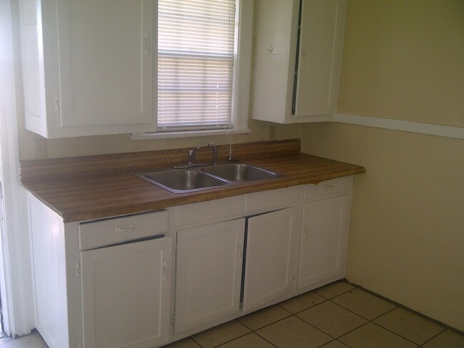 Building Photo - Cute 2/1 just a mile from Overton Park!