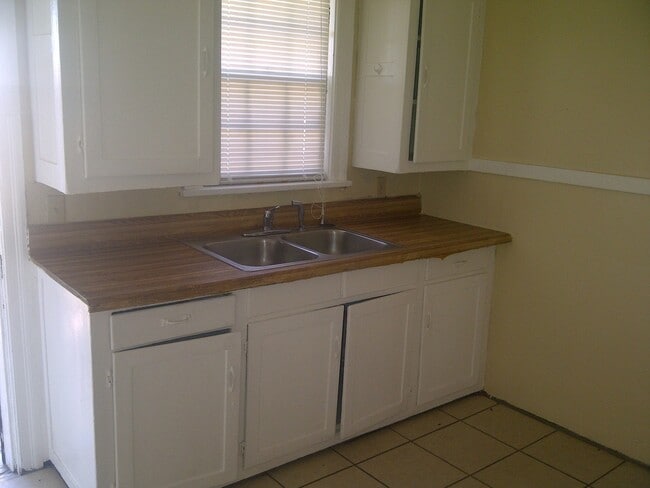 Building Photo - Move-in Special! 1/2 off first month's rent!