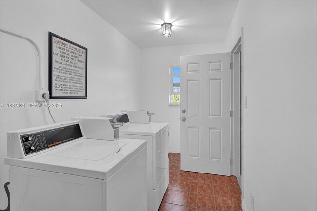 Building Photo - 5050 Bayview Dr