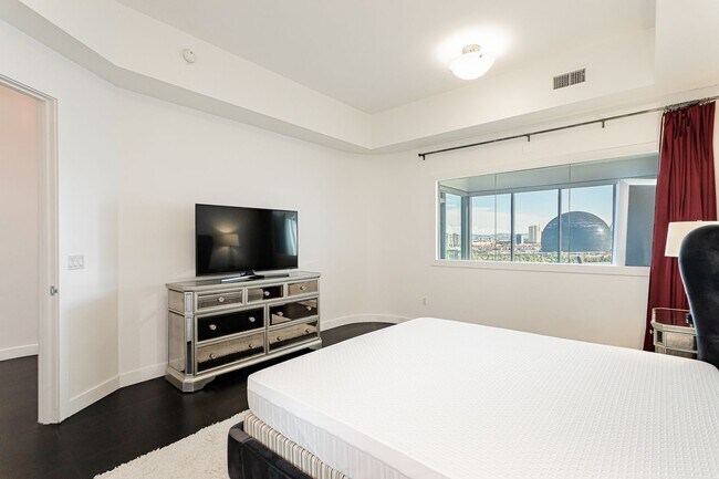 Building Photo - Fully Furnished High Rise with Wynn Golf Course Views!