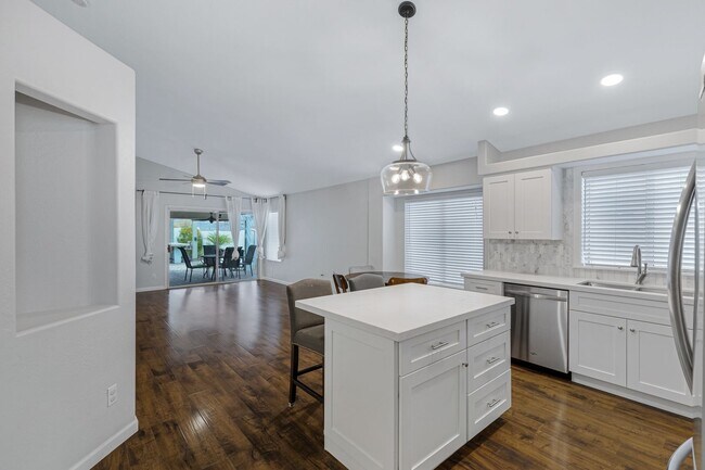 Building Photo - 4 Bedroom/2 Bathroom Remodeled home with S...