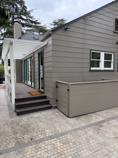 Building Photo - 402 N Irving Blvd