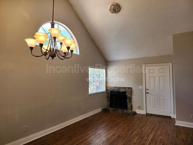 Building Photo - 575 Bloomington Ct