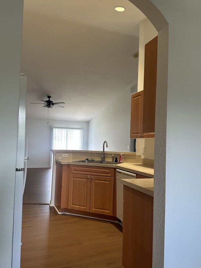 Building Photo - Spacious 4 bed 2 bath, 2 car garage with fenced-in backyard in Poinciana Neighborhood