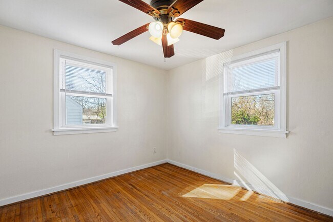 Building Photo - Charming 3 Bedroom Rancher in Lakeside