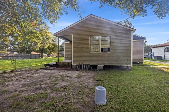 Building Photo - 1010 West Dr