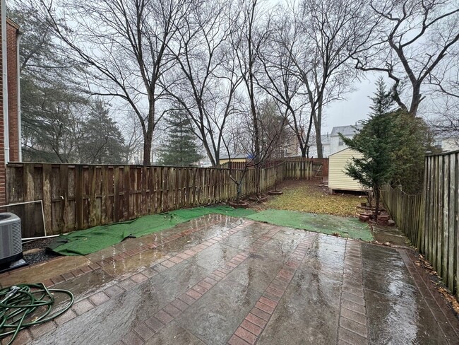 Building Photo - Spacious 3 Bed 2.5 Bath Townhome In Beautiful Sudley