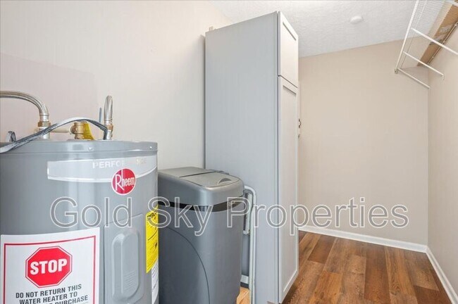 Building Photo - 210 Pine Grove Dr