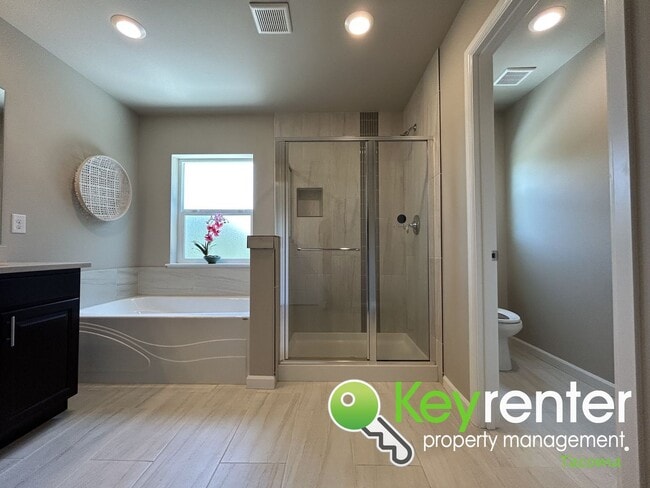 Building Photo - Spacious 5-Bed 3-Bath Home in Prime Northe...