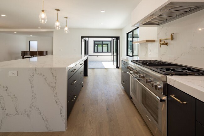 Building Photo - Gorgeous Fully Remodeled 5 Bedroom Home wi...