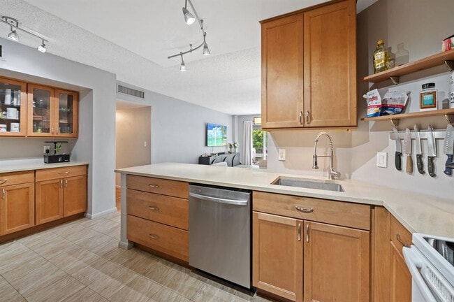 Building Photo - 340 Sunset Dr