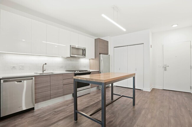 Building Photo - 221 W Hubbard St
