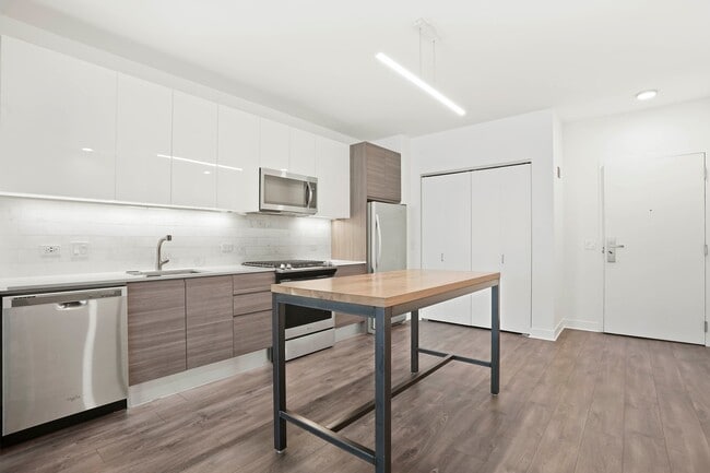 Building Photo - 229 W Hubbard St