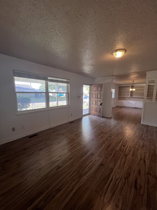 Building Photo - 735 NW 5th St