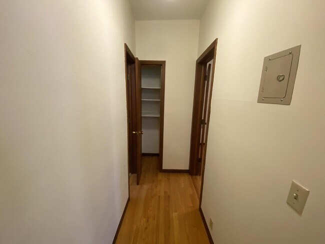 Building Photo - 1 Bed 1 Bath Historic Preserved Douglas Apartments in Desirable Lowry Hill Available Now!