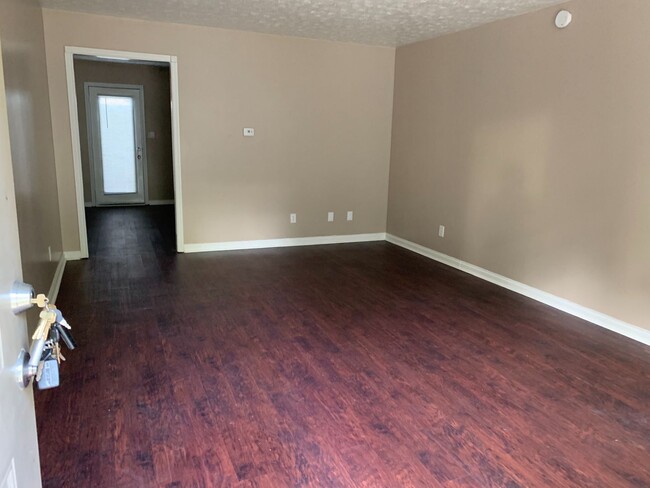 Building Photo - 2 bed 1 bath duplex