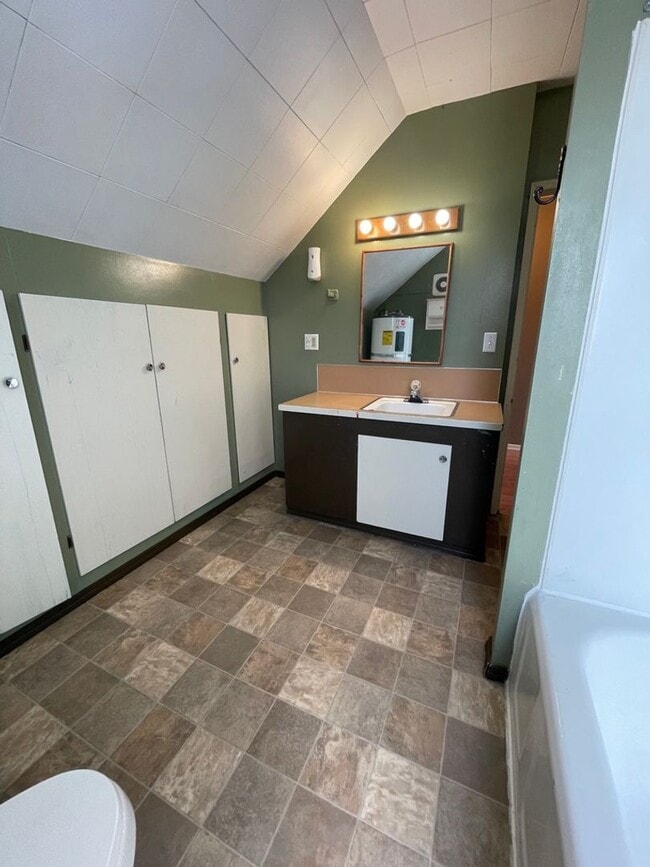 Building Photo - 3 Bedroom 2 Bathroom Home in Fantastic Location