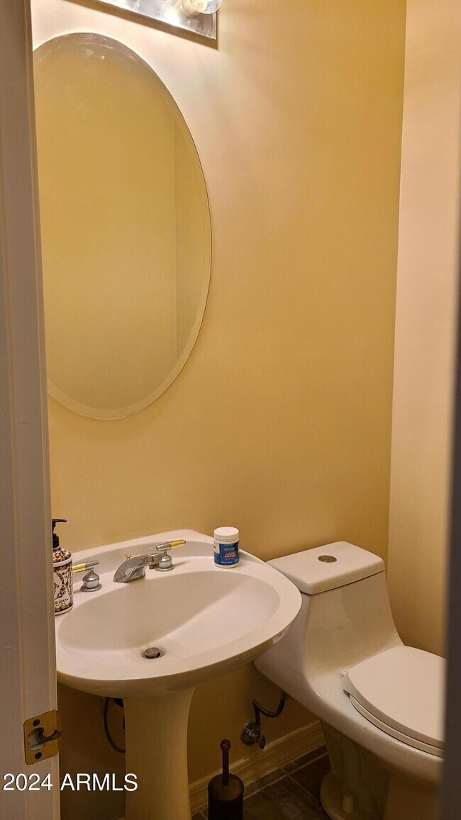 Building Photo - 14206 S 12th Pl