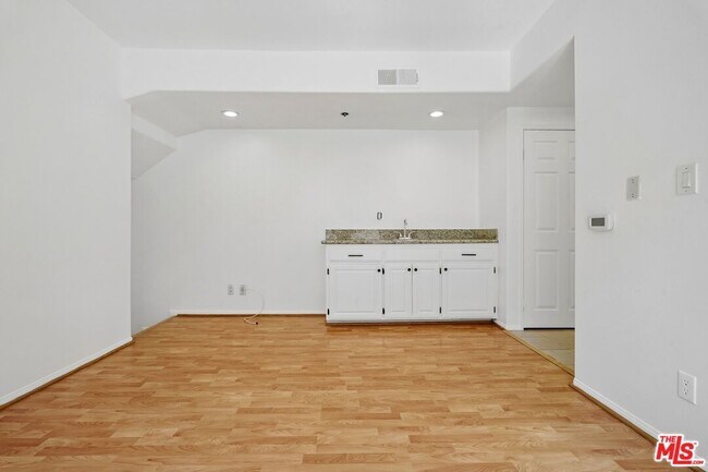 Building Photo - 2205 S Bentley Ave