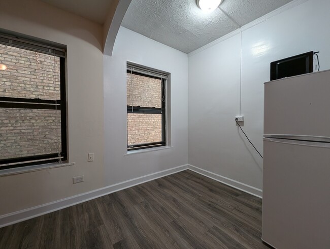 Building Photo - 5417 N Kenmore Ave