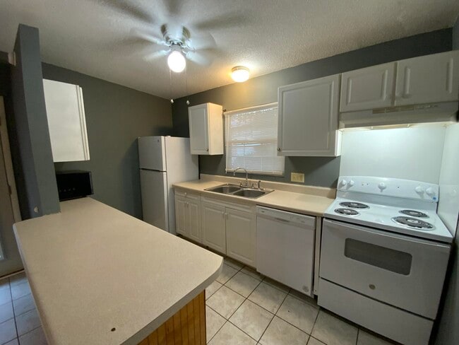 Building Photo - 223 Indian Oaks Dr