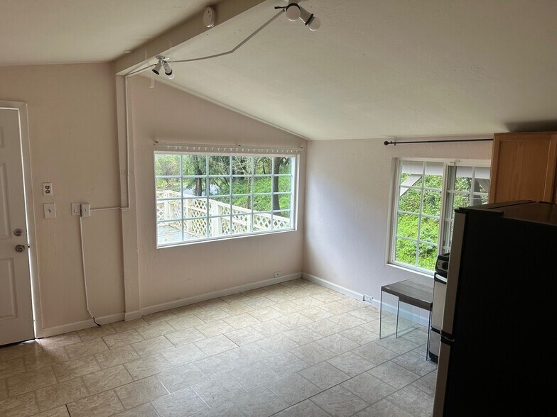 Building Photo - 16220 Greenwood Ln