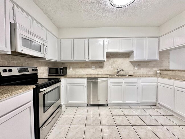 Building Photo - 6115 Briar Terrace Dr
