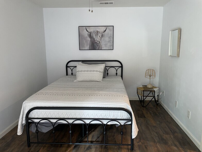 Guest Room 3 (Queen bed) - 11500 February Drive